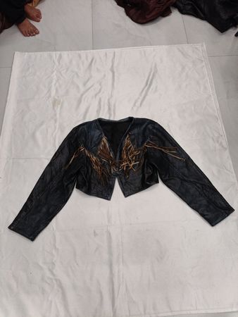 Veste courte en cuir avec franges