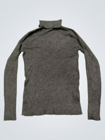 Grauer gerippter Rollkragen