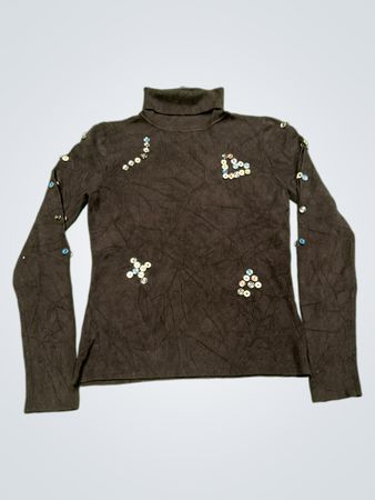 Schwarzer Rollkragenpullover mit dekorativen Knöpfen