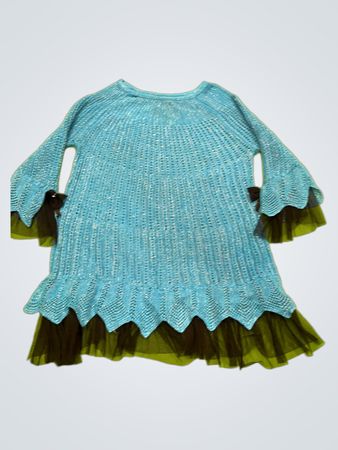 Blaues Strickkleid mit schwarzem Tüllbesatz