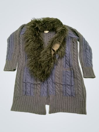 Blauer Strick-Cardigan mit schwarzem Fuchspelzkragen