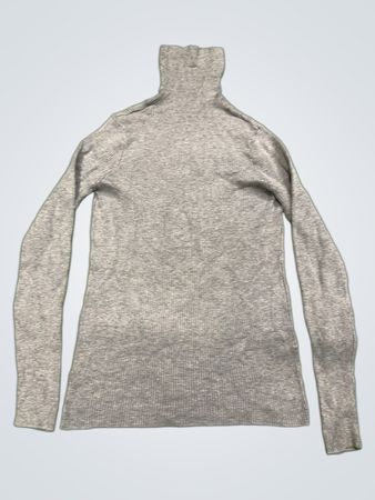 Grauer gerippter Rollkragenpullover