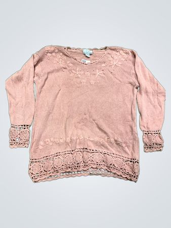 Rosa Pullover mit Häkelbesatz und Verzierungen