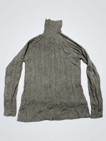 Grauer Rollkragenpullover
