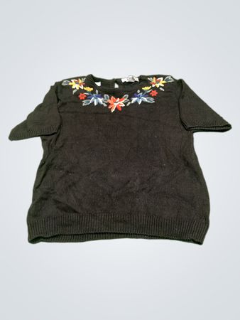 Schwarzer Kurzarmpullover mit floralem Stickerei