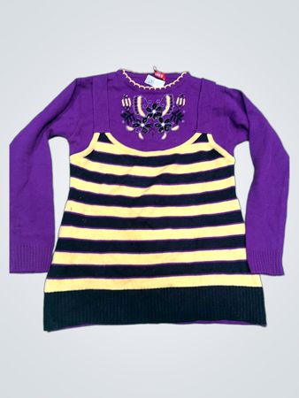 Der lila und gelbe gestreifte Pullover von Little Babe mit floralen Verzierungen