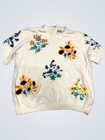 Weißer bestickter Blumenpullover