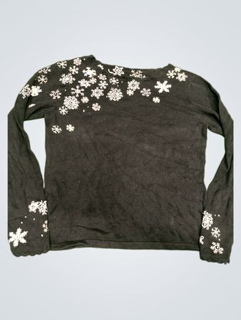 Schwarzes Langarmshirt mit weißem Schneeflockenprint