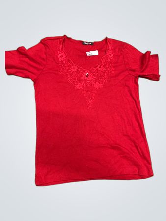 Rotes T-Shirt mit besticktem Halsausschnitt
