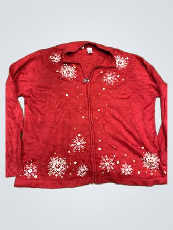Roter Weihnachtspullover mit Schneeflocken