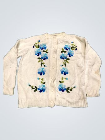 Weiße bestickte Blumenstrickjacke