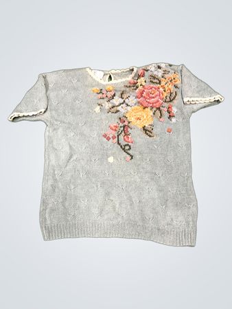 Hellblaues Strickoberteil mit floraler Stickerei