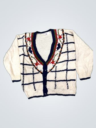 Weißer Strickcardigan mit marineblauen Besätzen und floralen Stickereien