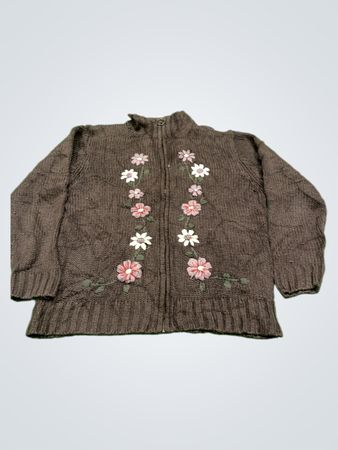 Brauner gestrickter Pullover mit floraler Stickerei