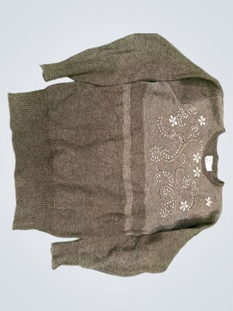 Brauner Pullover mit floralen Verzierungen