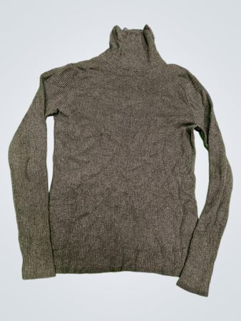 Grauer Rollkragenpullover