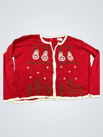 Roter Weihnachtspullover mit Schneemännern und Bäumen
