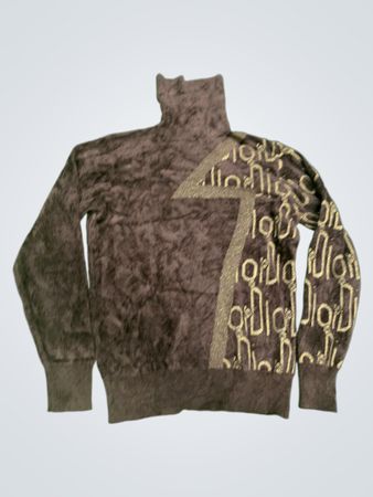 Brauner Rollkragenpullover mit goldenen Muster
