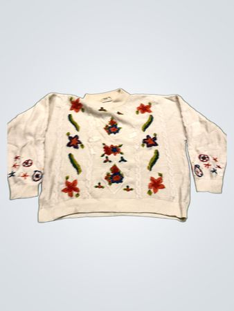 Cremefarbener bestickter Blumenpullover