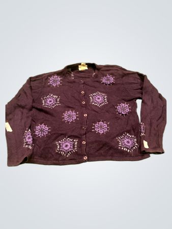 Christopher & Banks handbestickter lila Cardigan mit Schneeflockendesign