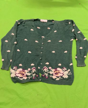 Grüner Blumendruck und Pünktchen-Cardigan