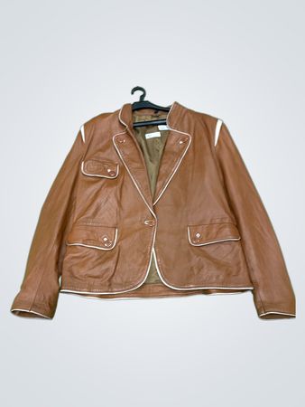 Braune Lederjacke mit weißer Einfassung