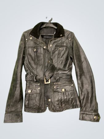 Schwarze Gürteljacke
