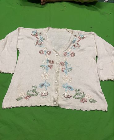 Weißer Cardigan mit floralem Stickerei