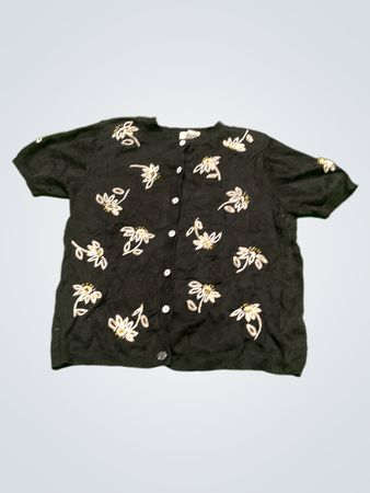 Alfred Dunner Schwarzer Floral Bestickter Kurzarm-Button-Up-Kardigan