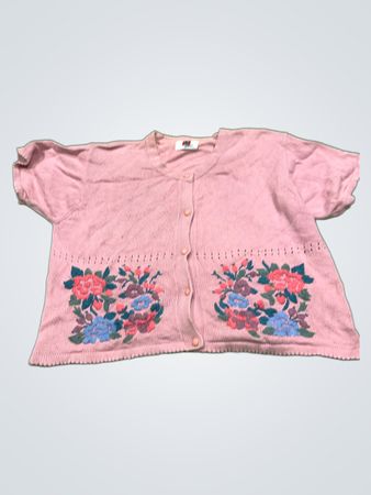 Rosa Strickjacke mit floralem Stickmuster