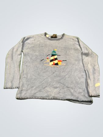  hellblauer Pullover mit Leuchtturm-Grafik