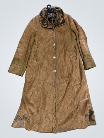 Brauner Wildledermantel mit Pelzkragen