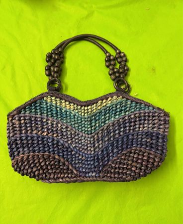 Gewebte Handtasche mit Perlengriffen