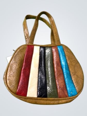 Mehrfarbige gestreifte Handtasche