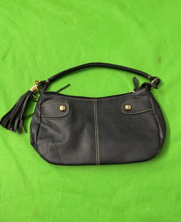 F&F schwarze Lederhandtasche mit Quaste