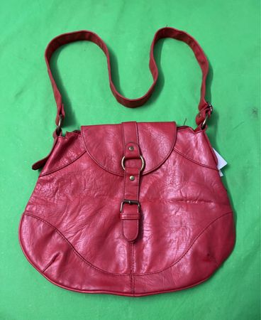 Rote Schultertasche