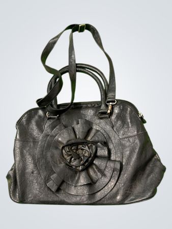 Schwarze Handtasche mit floralem Detail