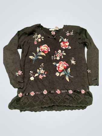 Schwarzer bestickter Pullover mit floralen Details