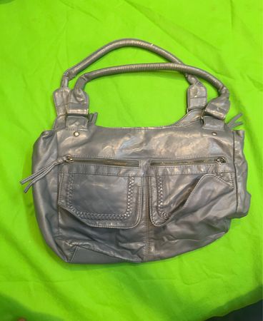 Graue Handtasche mit mehreren Taschen