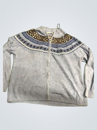 Blauer Pullover mit gemustertem Einsatz