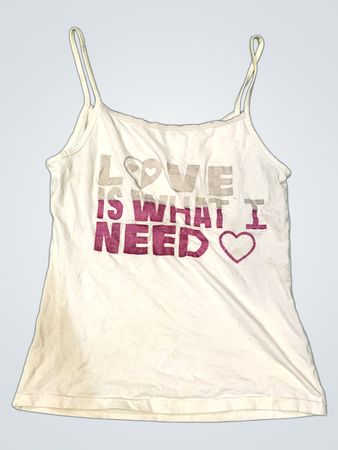 Weiße Spaghetti-Trägershirt mit "LOVE IS WHAT I NEED" Grafik