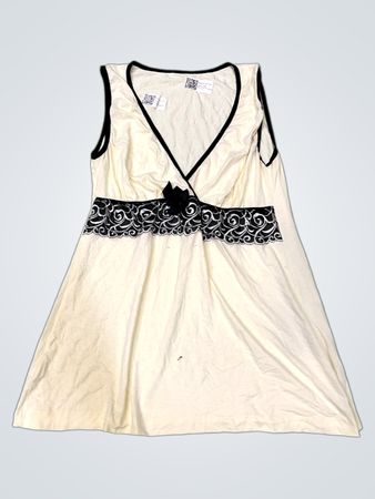 Cremfarbendes ärmelloses Kleid mit schwarzem Besatz und floralem Detail