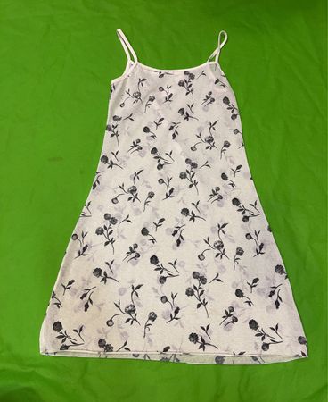 Weißes Slipkleid mit schwarzem Blumendruck