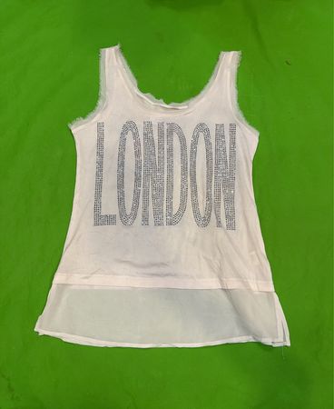 Weißes Tanktop mit LONDON-Strasssteinen