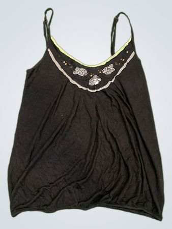 Tita Black Top mit verziertem Ausschnitt