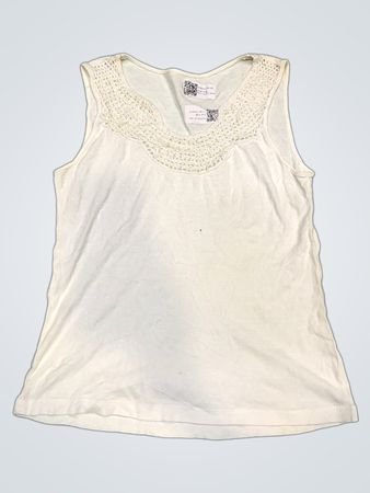 Weißes Tanktop mit gehäkeltem Ausschnitt