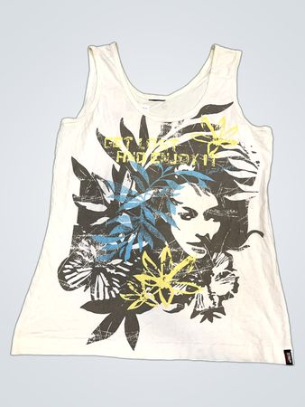 Weißes Tanktop mit grafischem Druck eines Frauenangesichts und floralen Elementen