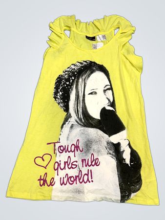 Crash One Gelbes T-Shirt mit "Tough girls rule the world!" Grafik