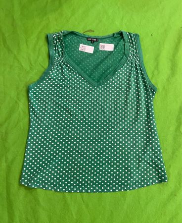 Grünes Polka-Dot-Top