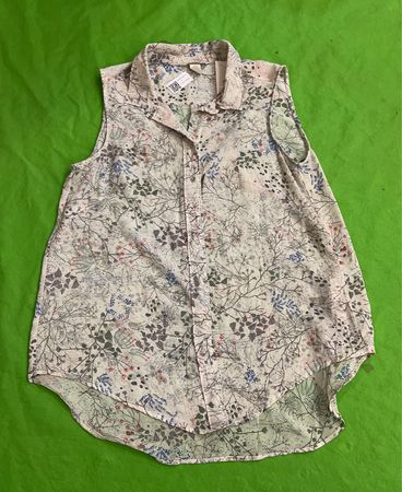 H&M Ärmelloses Hemd mit floralem Druck und Knopfleiste